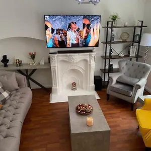  Apartment Peeams Abode