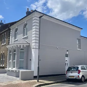  Holiday home The Lux Ville, Stunning 6 Bedroom In London